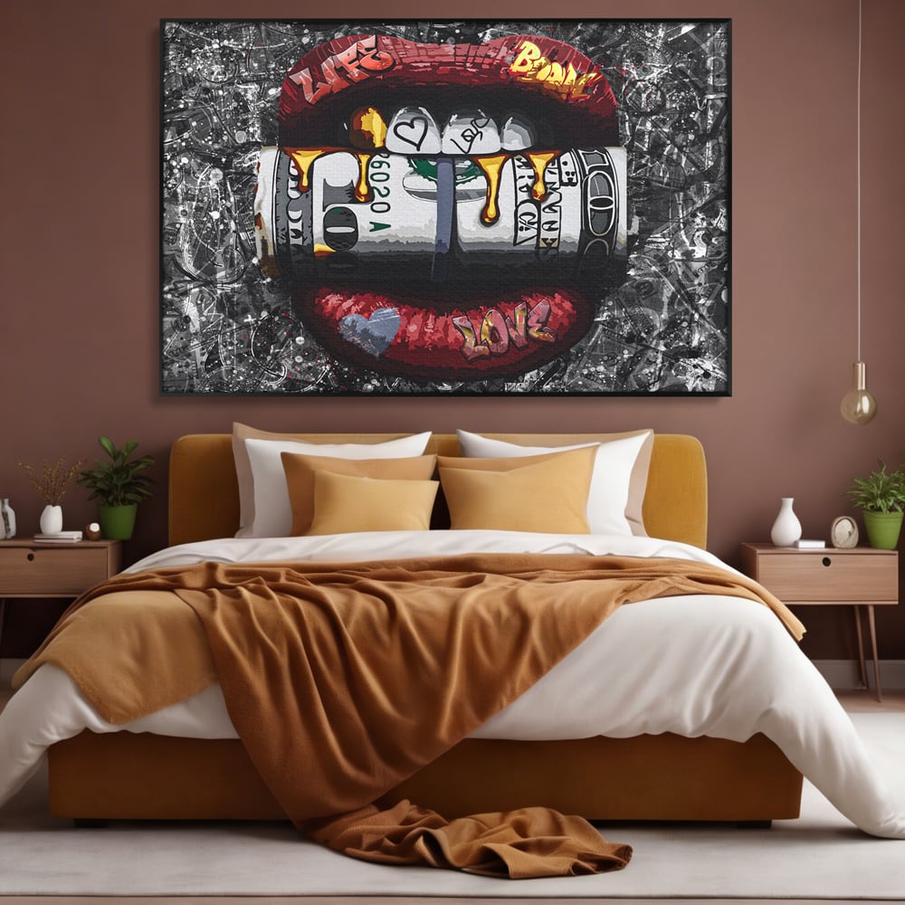Tablou canvas cu tablou canvas cu buze rosii si dolari, in rama de aluminiu negru, pe perete intr-un dormitor